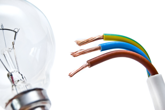 Glühbirne und abisolierte Kabel die unsere Dienstleistungen im Bereich der Elektroinstallation symbolisieren